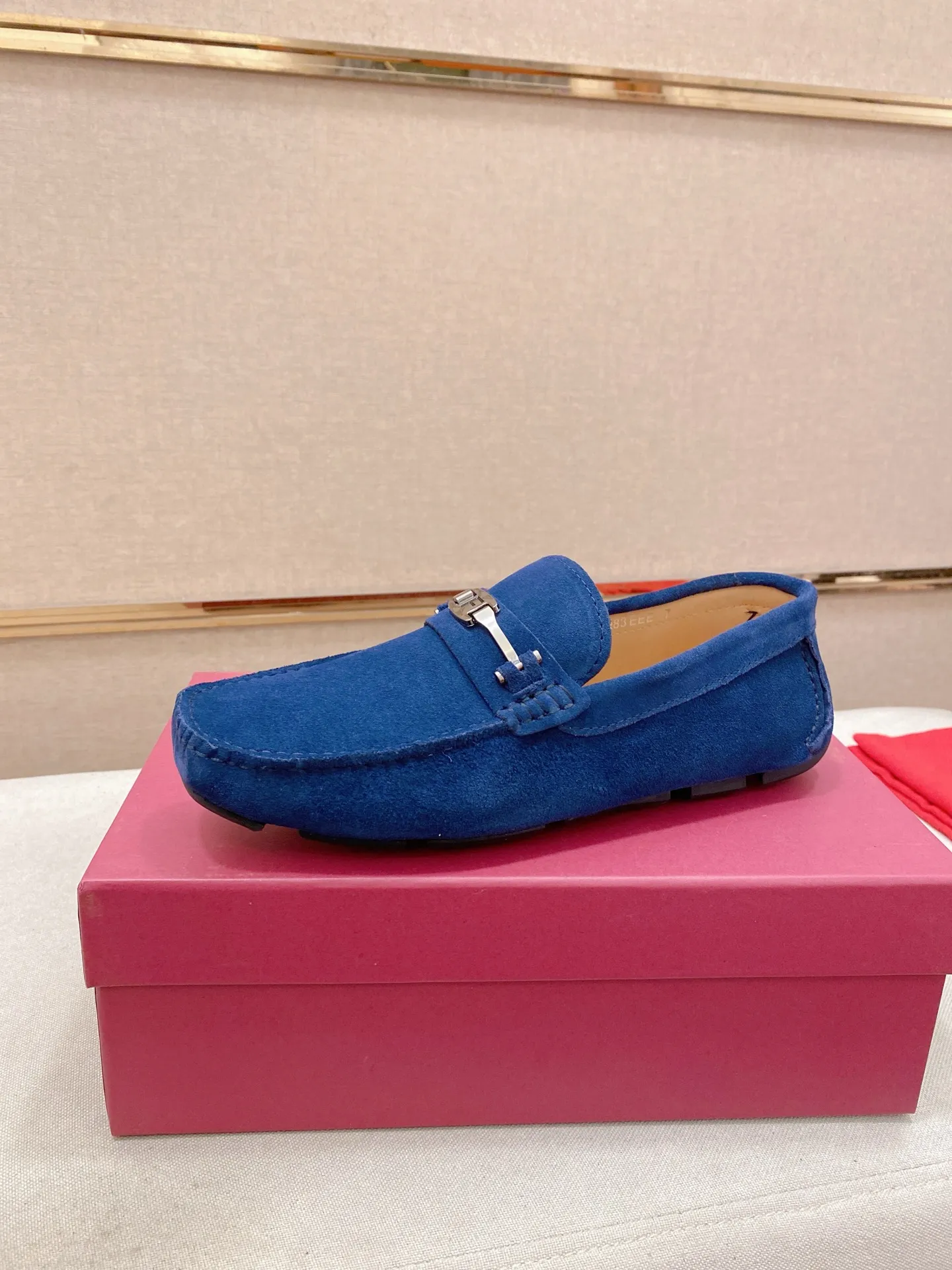 Factory price: 540💰High-end quality! Ferragamo🆕🆕Exclusive hot-selling products in stock🔥🔥New products on the shelves, high-quality Ferragamo men's pea shoes, high-end casual driving shoes, with complete packaging! 💪 💪 Material: imported suede cowhide 🐂 + imported high-quality water-dyed cowhide lining + wear-resistant outsole 👍🏻👍🏻 Features: high-end and comfortable, purely handmade 🚀 🚀 Create the perfect shoe that suits you best 🔥 🔥 Size: (38-44) 45 standard size can be customized!